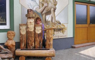 Holzfiguren geschnitzt